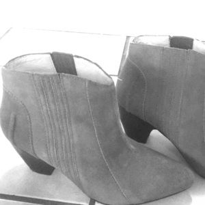 Brown swead boots with pleated details